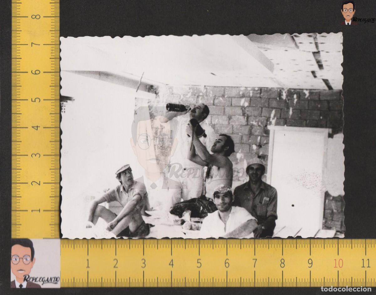 Fotografia antiga: OBREROS CONSTRUCCION BEBIENDO BOTA VINO - ALBA&Ntilde;ILES DIVERTIDOS - FOTO ANTIGUA A&Ntilde;OS 60/70 ESPA&Ntilde;A BCN