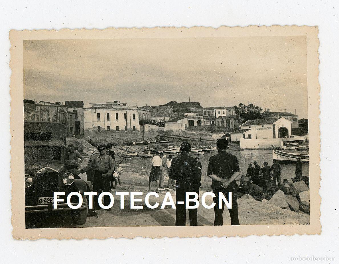 Fotograf&iacute;a antigua: FOTO BARCAS PESCADORES PLAYA CASETA SALVAMENTO NAUFRAGOS POSIBLEMENTE CATALUNYA COSTA BRAVA A&Ntilde;OS 50