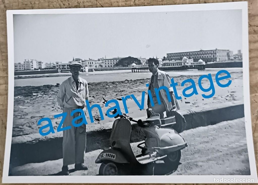 Fotograf&iacute;a antigua: CADIZ, 1958, VESPA JUNTO A LA PLAYA, AL FONDO EL BALNARIO, 104X74MM