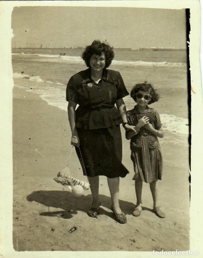 Alte Fotografie: Se&ntilde;ora y ni&ntilde;a en la playa. A&ntilde;os 40.