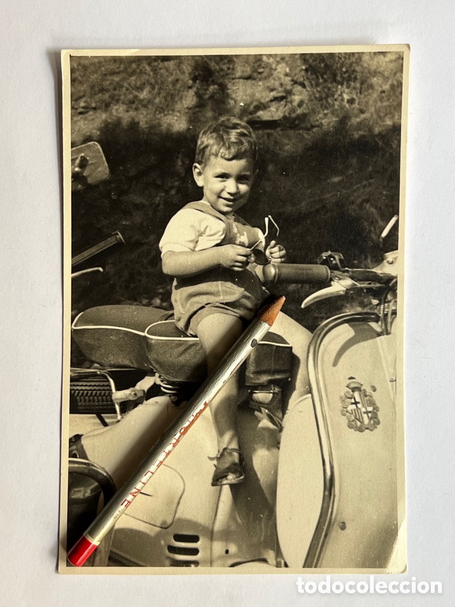 Fotograf&iacute;a antigua: NI&Ntilde;OS Y VESPA. Fotograf&iacute;a Feliz como una Perdiz&hellip; Vespa con escudo de la Ciudad de Barcelona