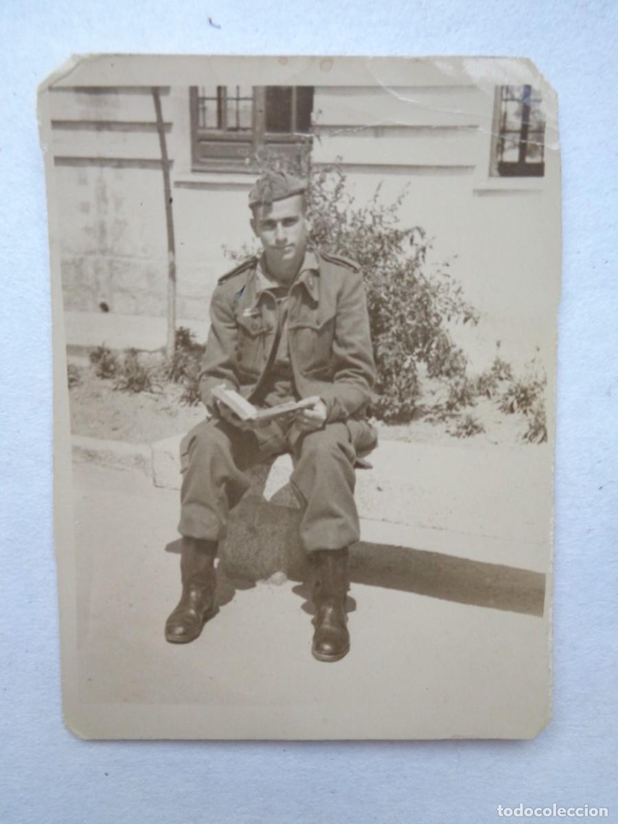 Alte Fotografie: FOTO DE MILITAR LEYENDO UN LIBRO, 1949