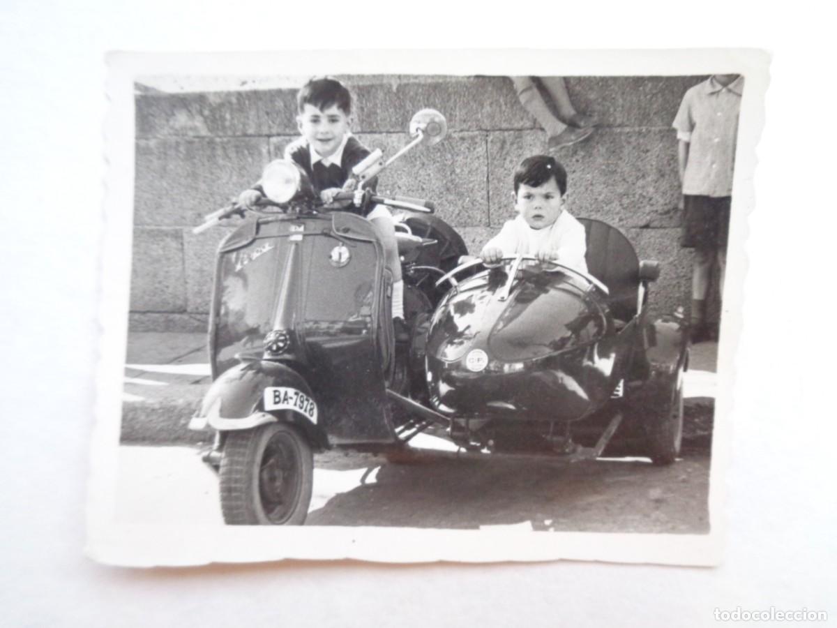 Fotograf&iacute;a antigua: FOTO DE NI&Ntilde;OS EN MOTO VESPA CON SIDECAR