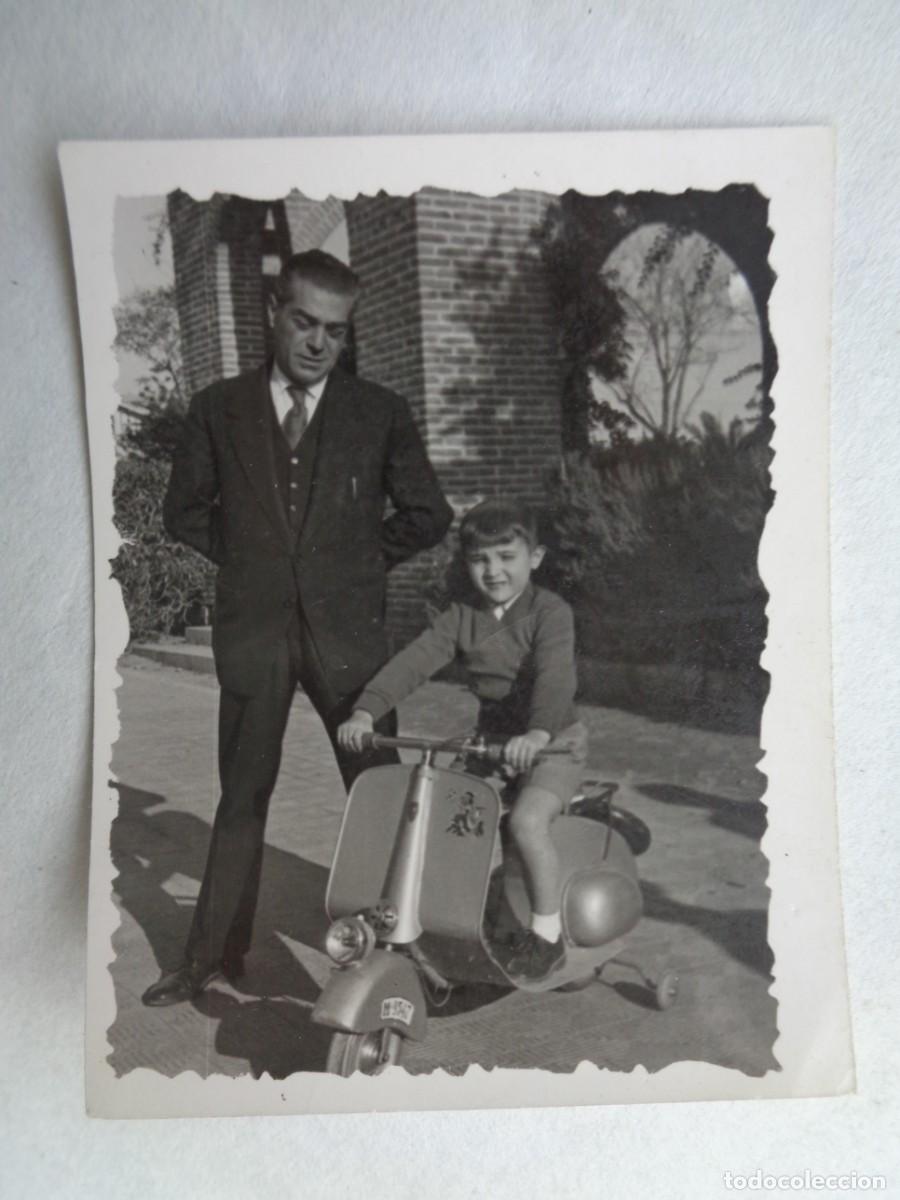 Fotograf&iacute;a antigua: MINUTERO DE FOTOGRAFO CALLEJERO DE NI&Ntilde;O EN MOTO VESPA DE JUGUETE
