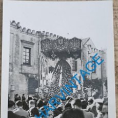 Fotografía antigua: SEMANA SANTA SEVILLA, AÑOS 30, PALIO VIRGEN DE LA ENCARNACION, SAN BENITO, 60X90MM. Lote 392495579