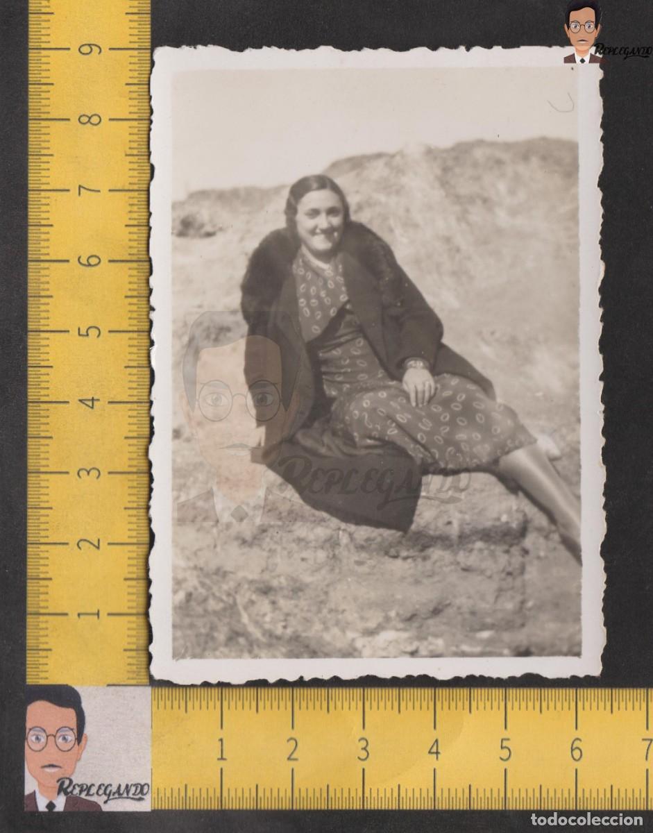 Fotografia antiga: GUAPA CHICA JOVEN SENTADA SOBRE ROCA - FOTO ANTIGUA BLANCO Y NEGRO A&Ntilde;OS 40 - MUJER ESPA&Ntilde;A