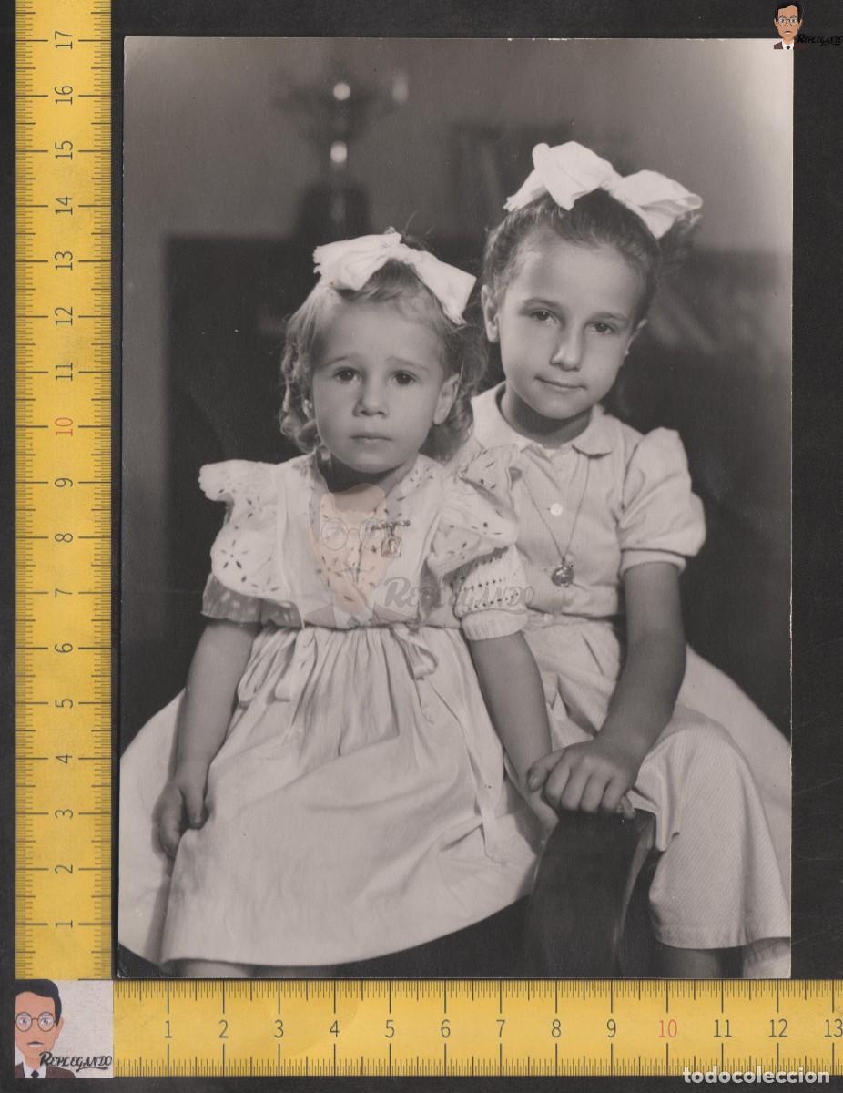 Photographie ancienne: PAREJA NI&Ntilde;AS POSANDO LAZO EN PELO / HERMANAS / FOTO ANTIGUA ESTUDIO BLANCO NEGRO A&Ntilde;OS 50 - ESPA&Ntilde;A