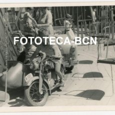Fotografía antigua: FOTO ORIGINAL POBLACION DE CENTELLES ATRACCION FERIA TIO VIVO COCHE MOTO AÑO 1955. Lote 392687419