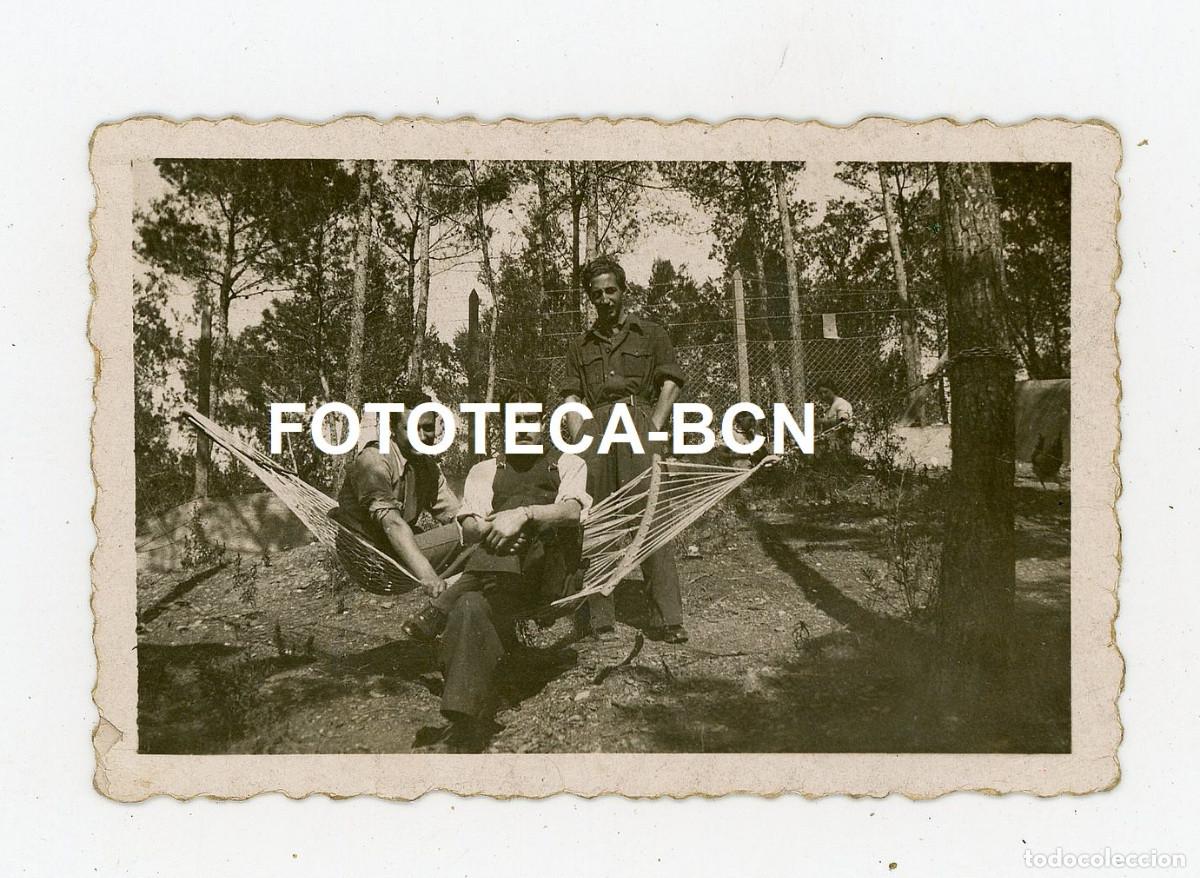 Fotografia antica: FOTO ORIGINAL HOMBRES EN EL CAMPO HAMACA POSIBLEMENTE MILICIANOS GUERRA CIVIL A&Ntilde;O 1938