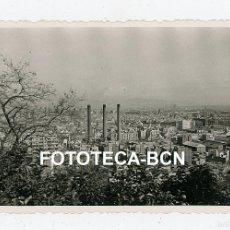 Fotografía antigua: FOTO ORIGINAL BARCELONA VISTA DESDE MONTJUIC CHIMENEAS CENTRAL ELECTRICA AÑOS 50/60. Lote 392848549