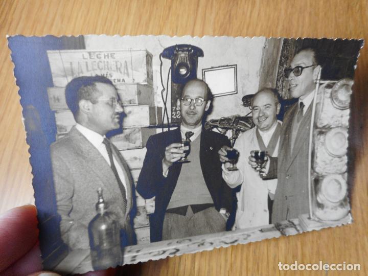 Antique Photography: ANTIGUA FOTOGRAFIA DE SE&Ntilde;ORES EN TIENDA ULTRAMARINOS? FOTO CUBILES SEVILLA 1954