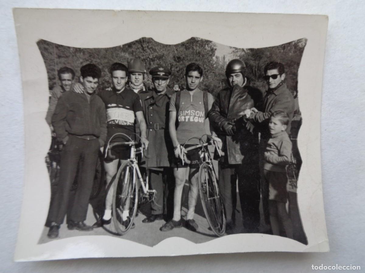Fotograf&iacute;a antigua: CICLISMO : FOTO DE CICLISTAS CON MILITAR DE AVIACION Y AFICIONADOS, EQUIPO SIMSON ORTEGUILLA