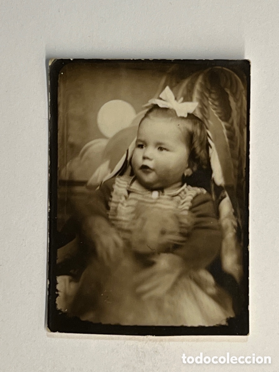 Fotograf&iacute;a antigua: FOTOMATON. Fotograf&iacute;a una peque&ntilde;a Blancanieves .. (h.1945?) Med&iacute;das: 3,8 x 5 cm.