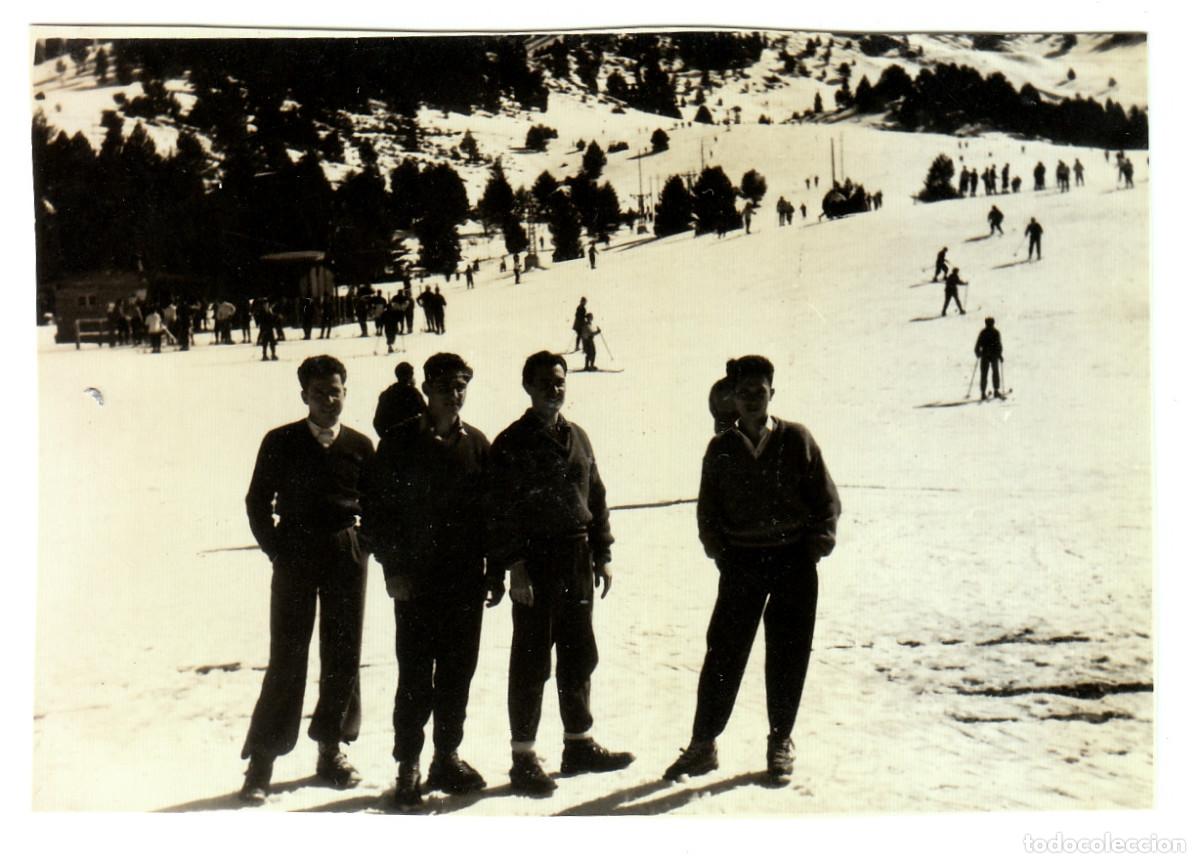 Fotograf&iacute;a antigua: J&oacute;venes en estaci&oacute;n de esqu&iacute;. Esquiadores. A&ntilde;os 50 aa