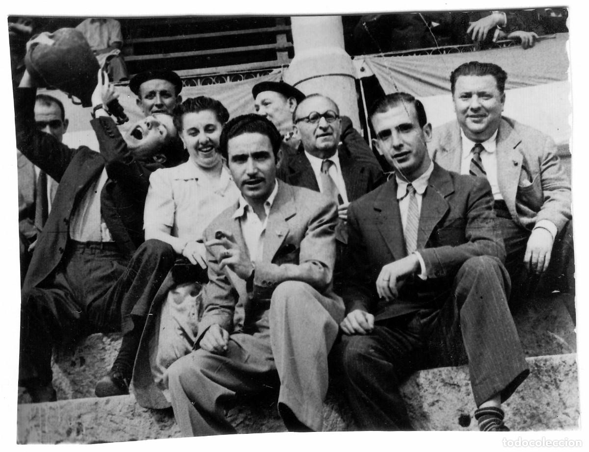 Fotograf&iacute;a antigua: Minutero. En los toros bebiendo vino en una bota. A&ntilde;os 40-50 aa