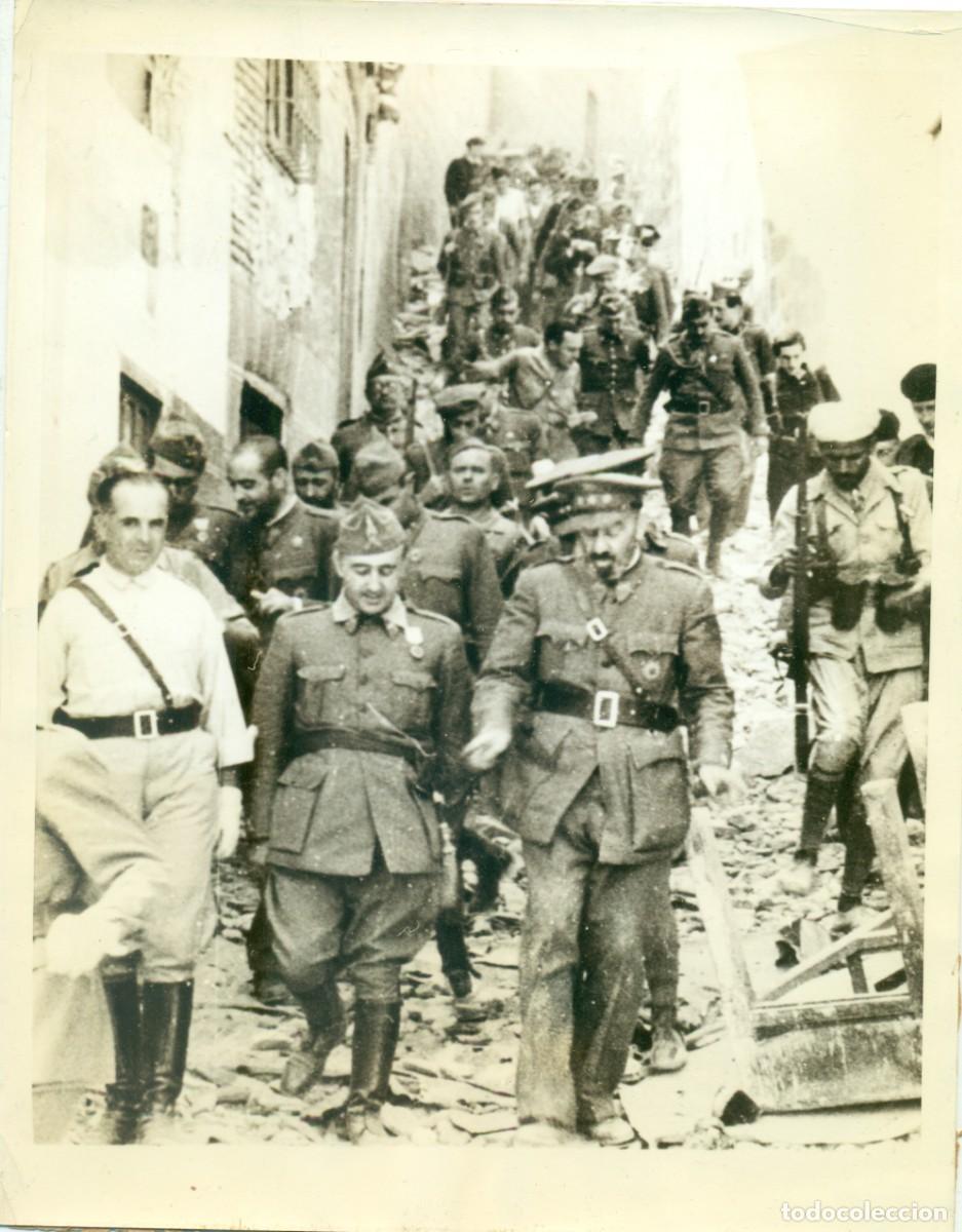 Fotograf&iacute;a antigua: GUERRA CIVIL. 1936.TOLEDO. LIBERACION ALC&Aacute;ZAR. FRANCO, MOSCARD&Oacute; Y VARELA. MUY RARA. FOTO AGENCIA.
