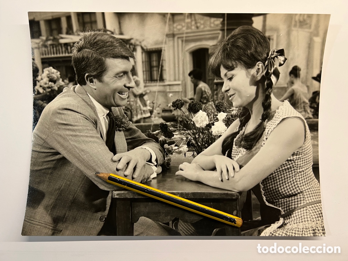 Fotograf&iacute;a antigua: MARUJITA DIAZ Y ANT&Ocirc;NIO PRIETO, en la pel&iacute;cula LA P&Eacute;RGOLA DE LAS FLORES (a.1965) Med&iacute;das:24 x 18