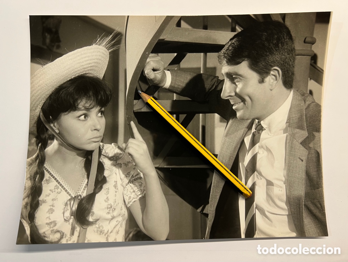 Fotograf&iacute;a antigua: MARUJITA DIAZ Y ANT&Ocirc;NIO PRIETO, en la pel&iacute;cula LA P&Eacute;RGOLA DE LAS FLORES (a.1965) Med&iacute;das:24 x 18