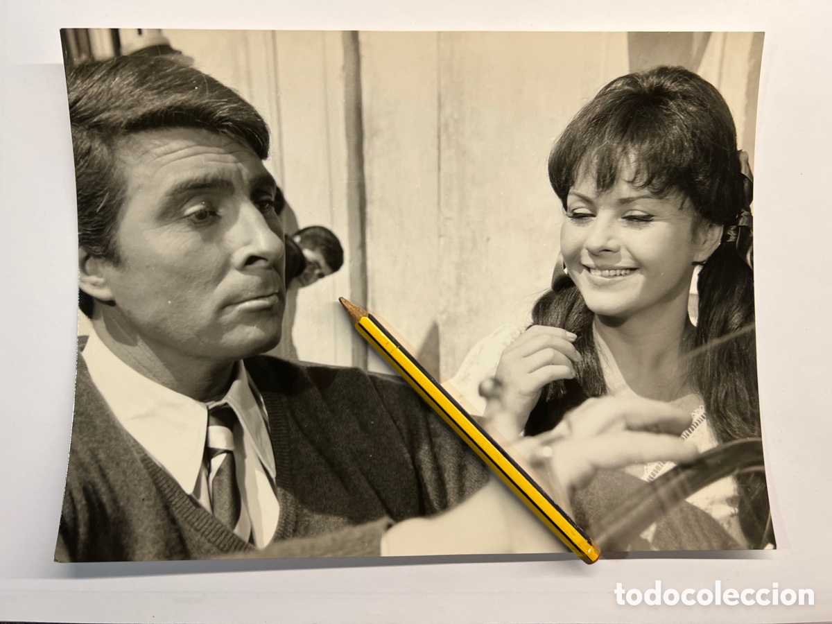 Fotograf&iacute;a antigua: MARUJITA DIAZ Y ANT&Ocirc;NIO PRIETO, en la pel&iacute;cula LA P&Eacute;RGOLA DE LAS FLORES (a.1965) Med&iacute;das:24 x 18