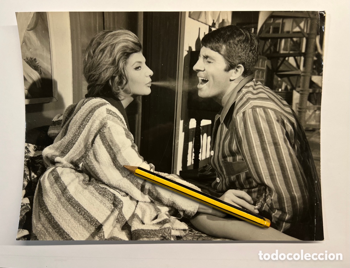 Fotograf&iacute;a antigua: ANT&Ocirc;NIO PRIETO Y ACTORES de la pel&iacute;cula LA P&Eacute;RGOLA DE LAS FLORES (a.1965) Med&iacute;das:24 x 18