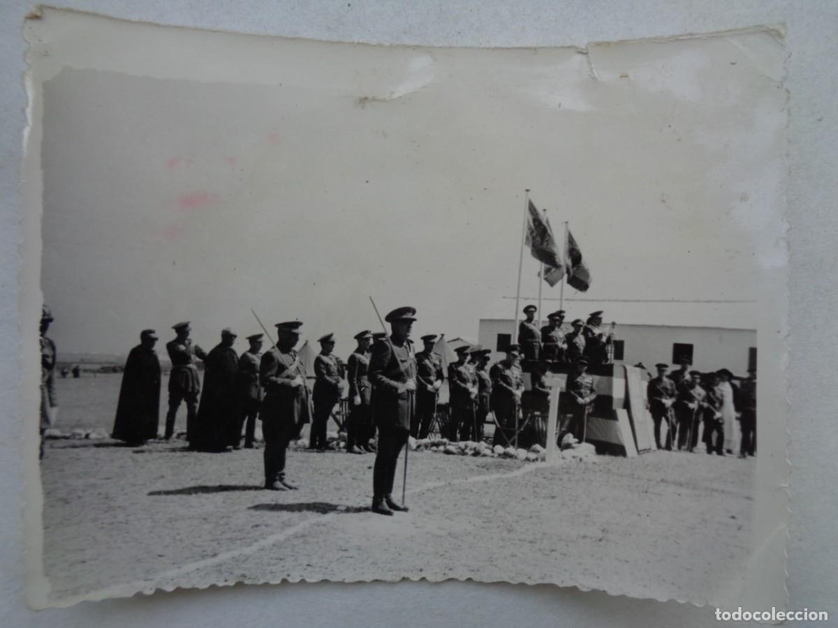 Alte Fotografie: FOTO DE GENERAL EN TRIBUNA, OFICIALES, PATER, ETC. BANDERAS CON AGUILA DE SAN JUAN
