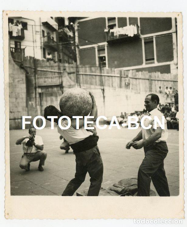 Alte Fotografie: FOTO ORIGINAL LEVANTADOR DE PIEDRA DEPORTE TRADICIONAL VASCO FRONTON EUSKADI A&Ntilde;OS 60