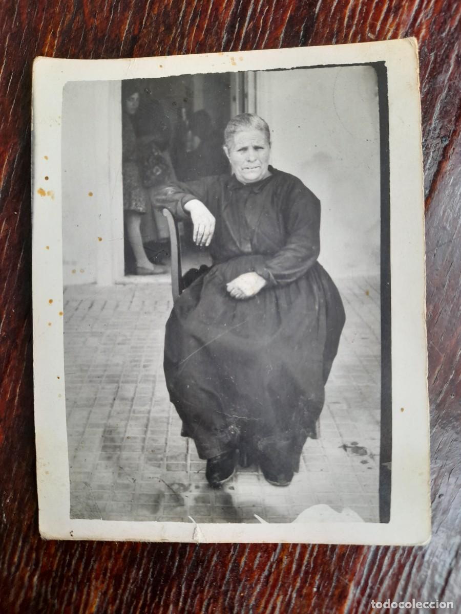 Fotograf&iacute;a antigua: Se&ntilde;ora mayor sentada en la silla en la calle foto antigua