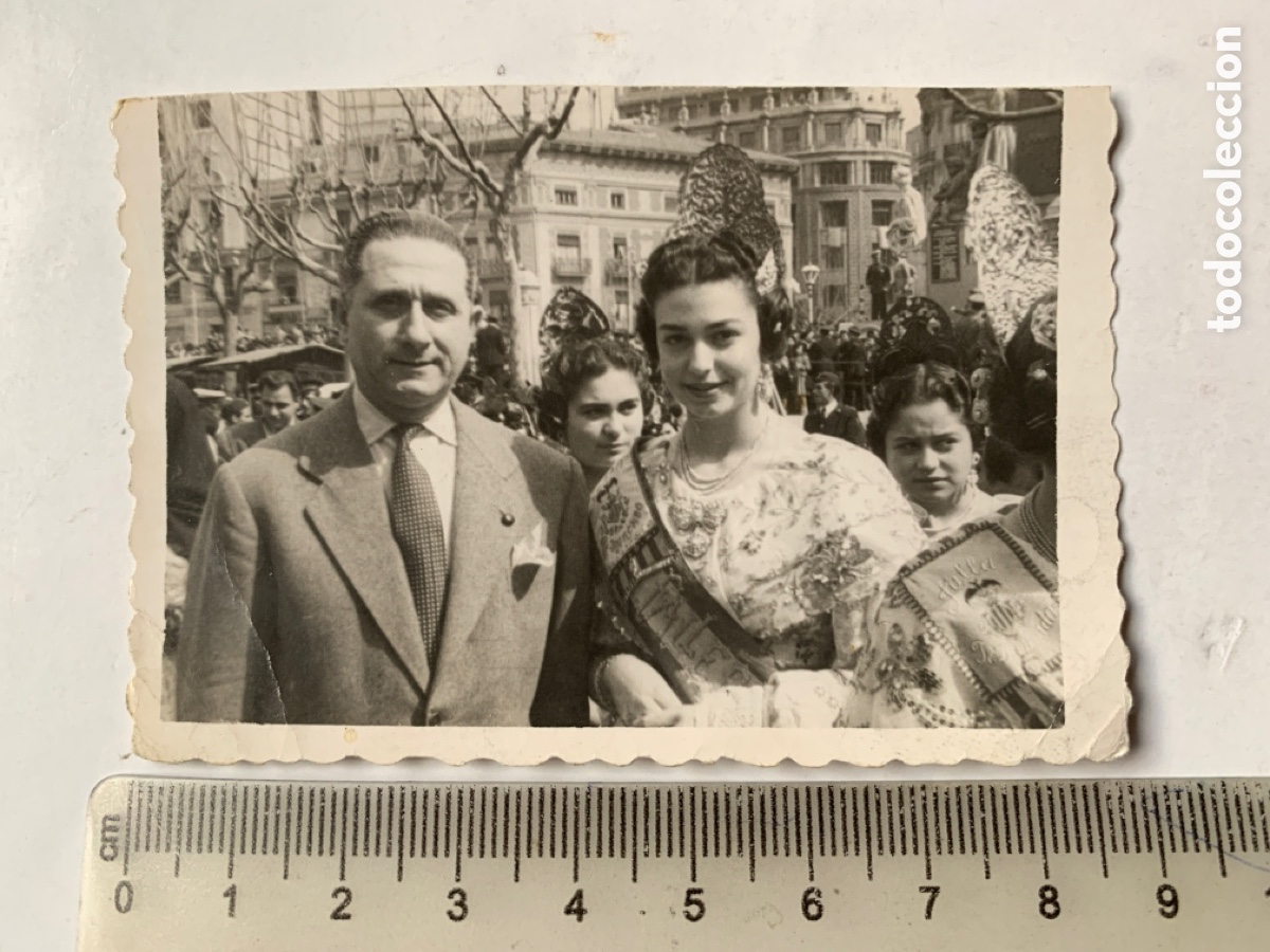 Fotografia antiga: FOTO. FALLERA MAYOR, FALLA MERCADO Y FAMILIAR EN LA RECOGIDA DE PREMIOS. FOTOG. 17 MARZO 1953.