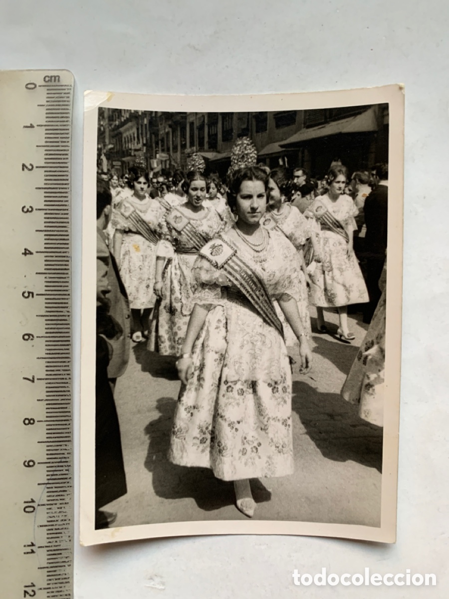 Fotograf&iacute;a antigua: FOTO. FALLERAS DESFILAN POR EL CENTRO DE LA CIUDAD. FOT&Oacute;GRAFO?.