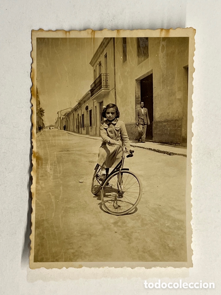 Fotograf&iacute;a antigua: NI&Ntilde;OS FOTOGRAF&Iacute;A ANTIGUA. La Espa&ntilde;a rural&hellip; Ni&ntilde;a con Bicicleta&hellip; (h.1945?)