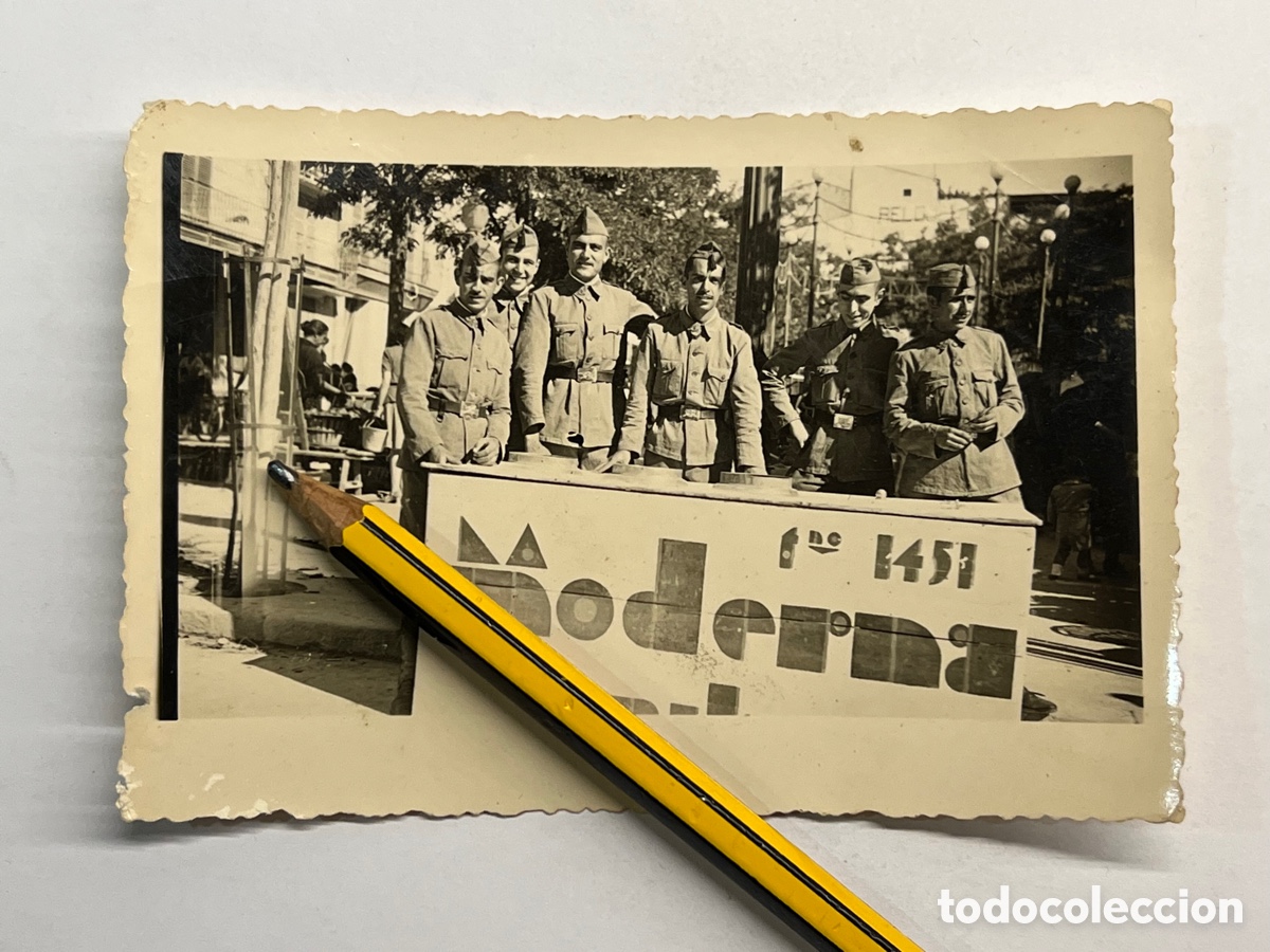 Fotografia antiga: ALCAL&Aacute; DE HENARES ? Militar. Grupo de j&oacute;venes legionarios Helader&iacute;a La Moderna&hellip; (h.1950?)