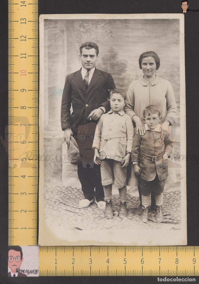 Antique Photography: FAMILIA HUMILDE POSANDO - NI&Ntilde;OS - FOTO ANTIGUA DE MINUTERO EN BLANCO Y NEGRO A&Ntilde;OS 30/40 - ESPA&Ntilde;A