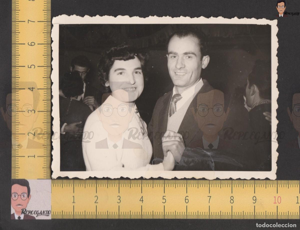 Photographie ancienne: PAREJA BAILANDO / MUJER HOMBRE / CHICA CHICO SONRISA / FOTO ANTIGUA BLANCO NEGRO A&Ntilde;OS 60 ESPA&Ntilde;A