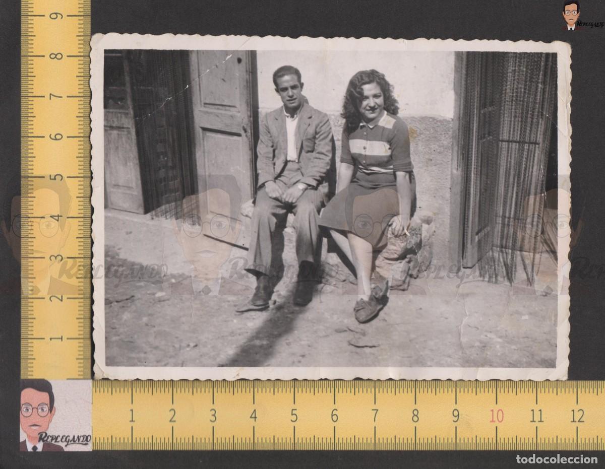 Fotografia antiga: PAREJA DE NOVIOS SENTADOS EN BANCO PIEDRA / PUEBLO / FOTO ANTIGUA BLANCO NEGRO A&Ntilde;OS 50 ESPA&Ntilde;A