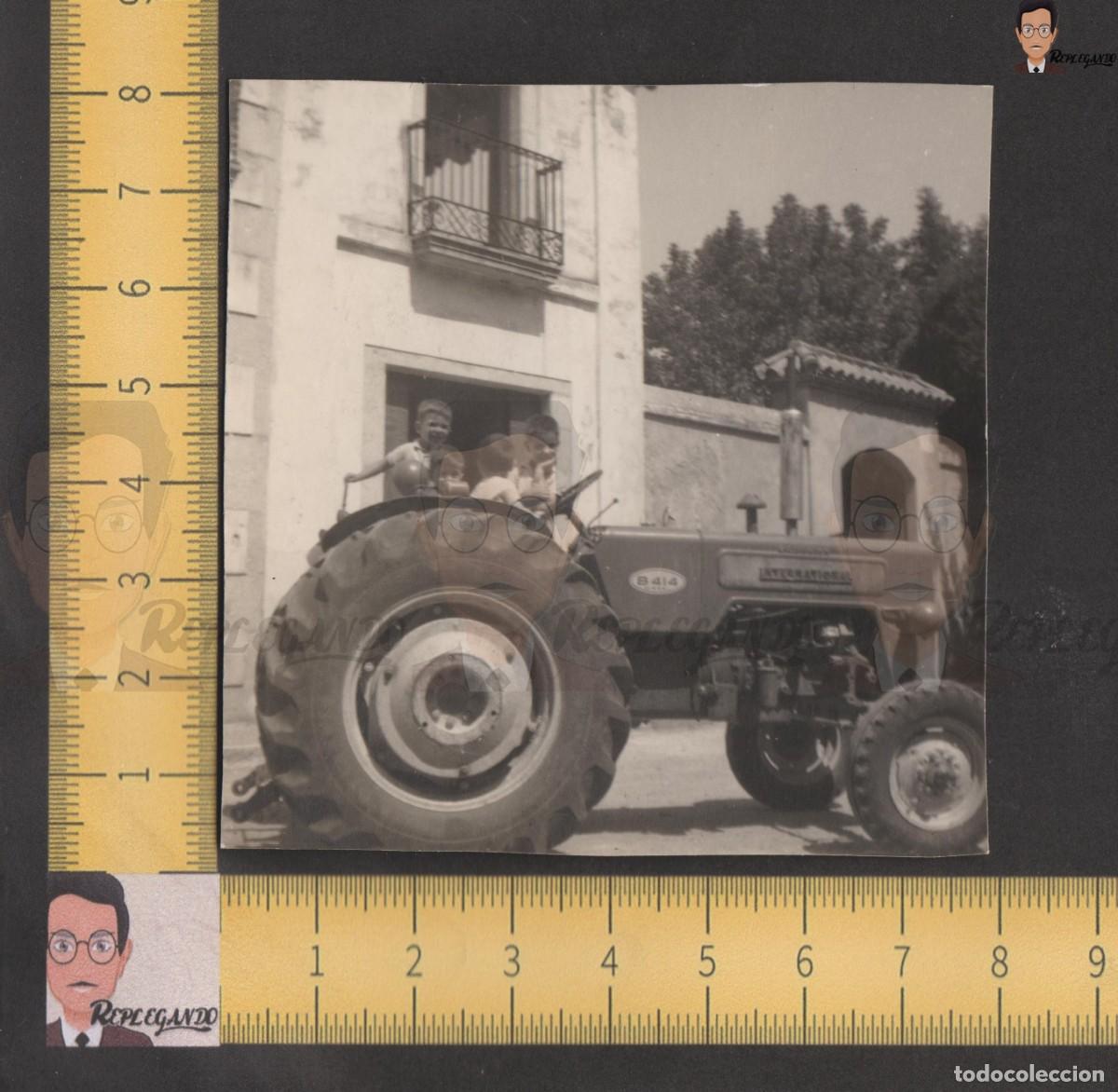 Antique Photography: NI&Ntilde;OS EN TRACTOR MCCORMICK INTERNATIONAL MODELO B 414 / FOTO ANTIGUA BLANCO NEGRO A&Ntilde;OS 50 ESPA&Ntilde;A