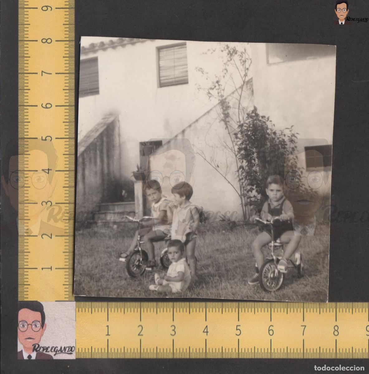 Fotografia antiga: NI&Ntilde;OS CON SUS TRICICLOS - FOTO ANTIGUA BLANCO Y NEGRO A&Ntilde;OS 50/60 - JUGUETE ESPA&Ntilde;A INFANCIA