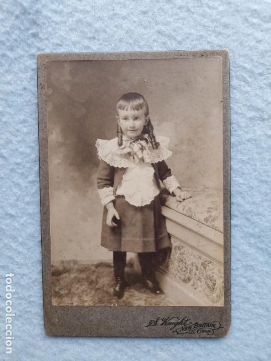 Fotograf&iacute;a antigua: Fotograf&iacute;a antigua de ni&ntilde;a con traje de &eacute;poca.
