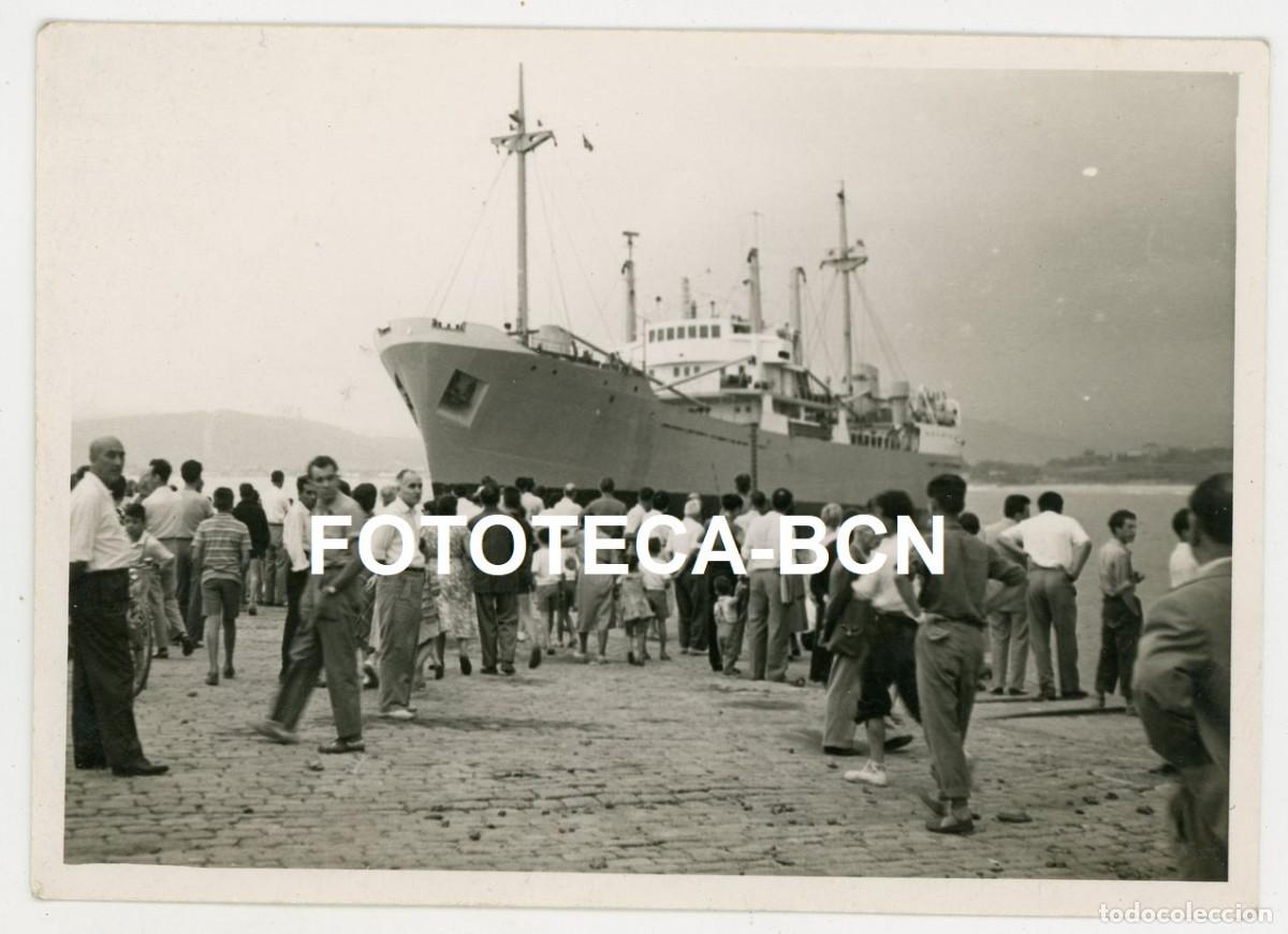 Fotograf&iacute;a antigua: FOTO ORIGINAL BARCEO VARADO EN LA PLAYA POSIBLEMENTE ESPA&Ntilde;A A&Ntilde;OS 60