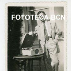 Fotografía antigua: FOTO ORIGINAL HOMBRE CON TOCADISCOS PORTATIL POSIBLEMENTE ESPAÑA AÑO 1950