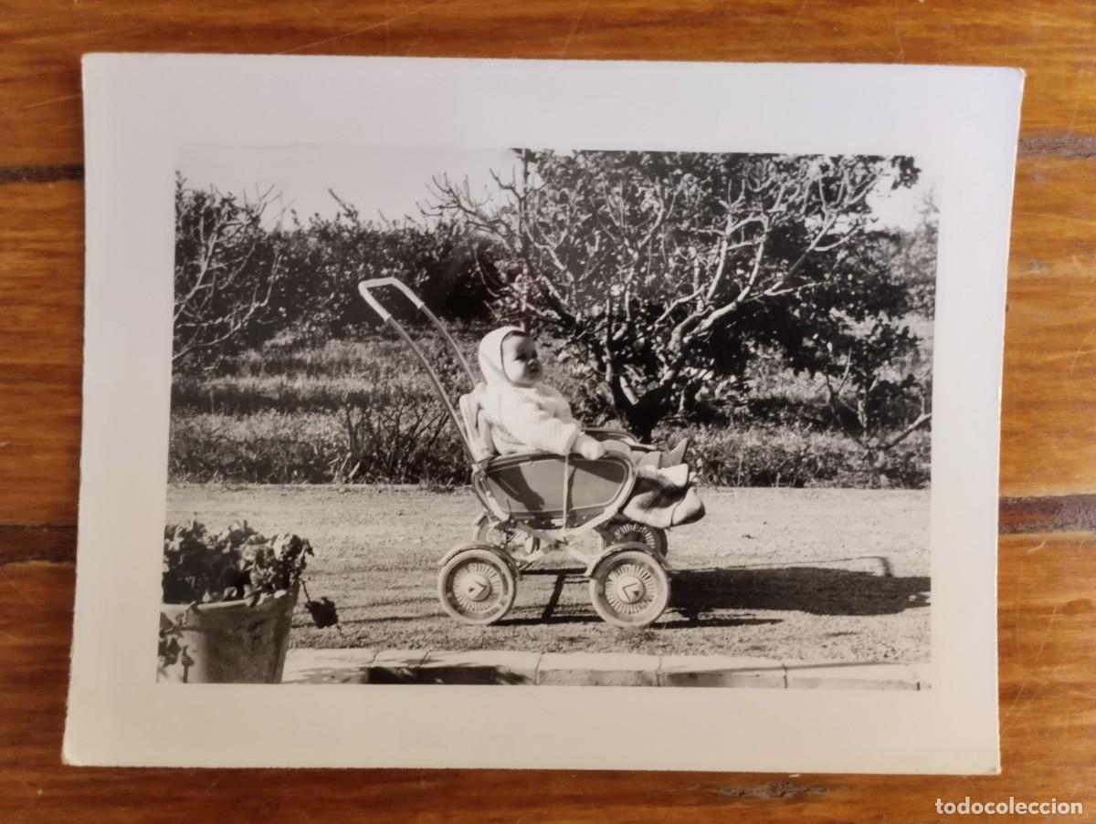 Fotografia antiga: Fotograf&iacute;a antigua de beb&eacute; en antiguo carrito de paseo