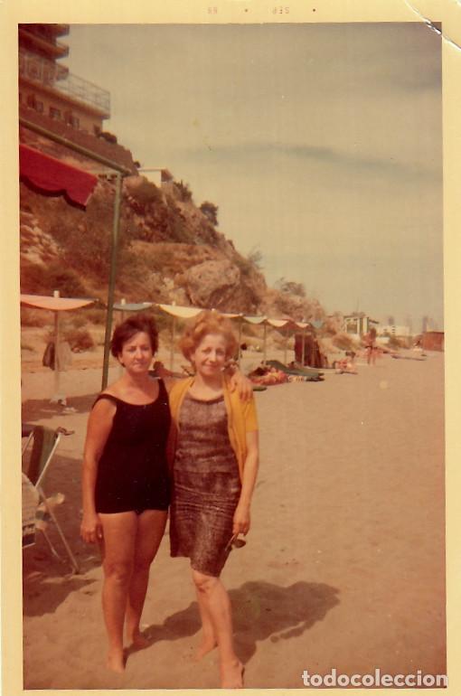 Alte Fotografie: Preciosa foto. Ba&ntilde;istas. Damas tomando el sol en playa de M&aacute;laga. A&ntilde;os 60. cp