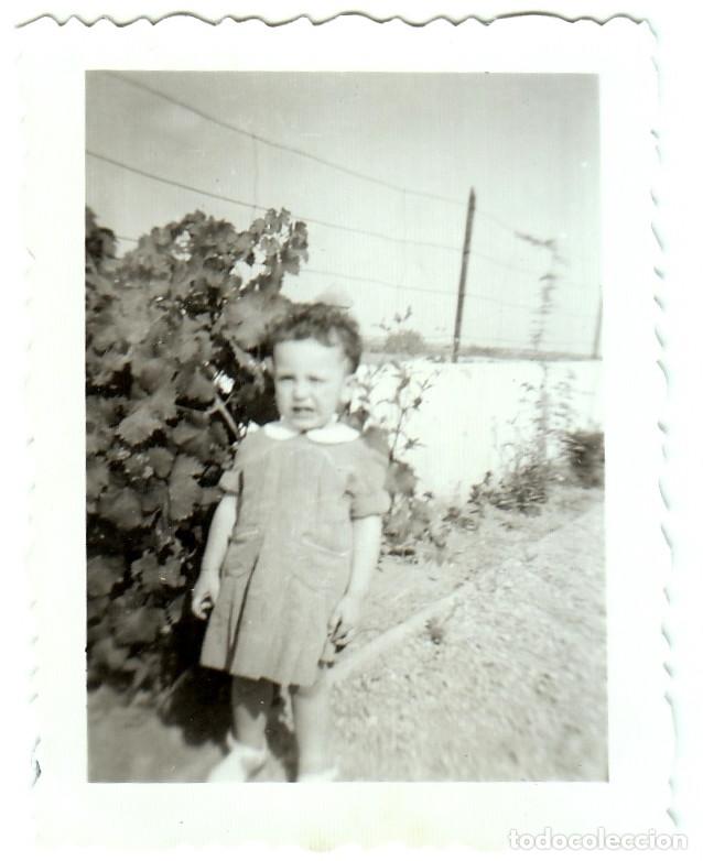 Fotograf&iacute;a antigua: Escenas familiares. Ni&ntilde;a en el jard&iacute;n. A&ntilde;os 50. cp