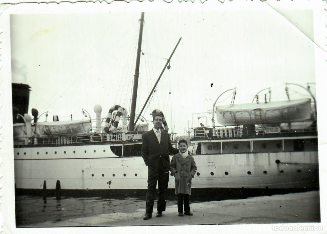 Fotografia antiga: En el puerto. Ni&ntilde;o con su padre delante de un barco de pasajeros. A&ntilde;os 50. cp
