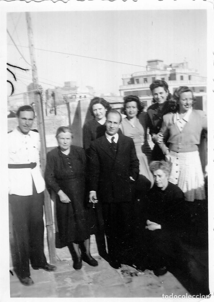Fotografia antiga: Familia en la azotea con marinero. A&ntilde;os 50. cp