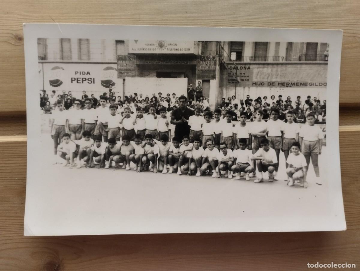 Fotograf&iacute;a antigua: Fotograf&iacute;a antigua de equipo de baloncesto Badalona. Publicidad Pepsi, Tintorer&iacute;a La Moderna,...