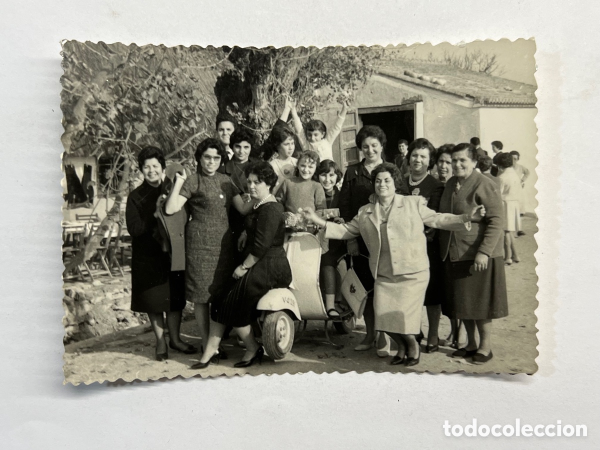 Fotograf&iacute;a antigua: VESPA, fotograf&iacute;a antigua.. Varias generaciones de Mujeres empoderadas&hellip; (h.1950?)