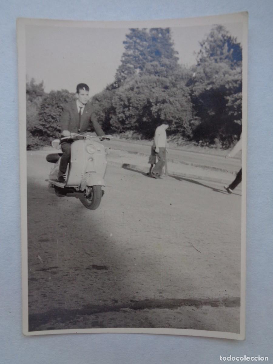Fotograf&iacute;a antigua: FOTO DE HOMBRE EN UNA MOTO VESPA