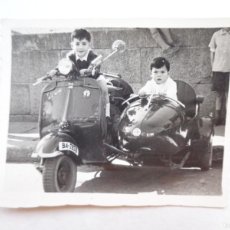 Fotografía antigua: FOTO DE NIÑOS EN MOTO VESPA CON SIDECAR. Lote 402780899