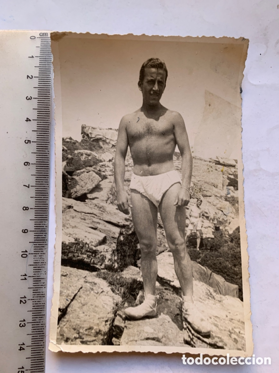 Fotograf&iacute;a antigua: FOTO. CHICO EN ROPA INTERIOR CON ESPARDE&Ntilde;AS EN LAS ROCAS Y OBSERVADO POR UN JOVEN. FOT&Oacute;GRAFO?.