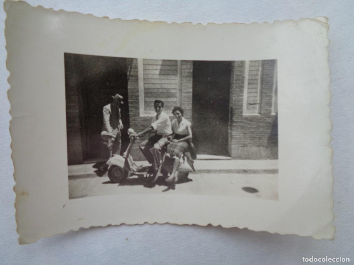 Fotograf&iacute;a antigua: FOTO DE PAREJA EN MOTO VESPA